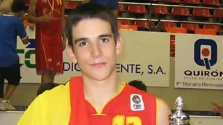 Carlos Suárez amplía su contrato hasta 2011