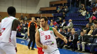 Alberto Corbacho pone la guinda al juego exterior de Río Natura Monbus Obradoiro