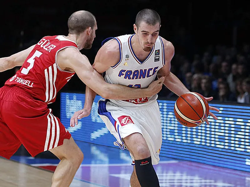 Francia sigue disfrazada de Hombre del Saco (76-53)
