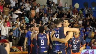 El brutal mate de Mario Saint-Supery ante Estudiantes…¡se cuelga ante el pívot rival!