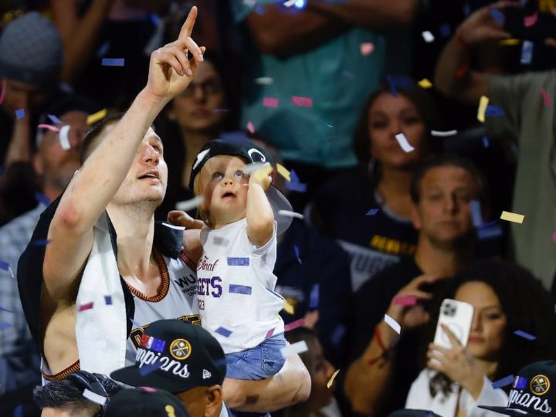 La increíble historia de Nikola Jokic, la anti-estrella que regala su brillo