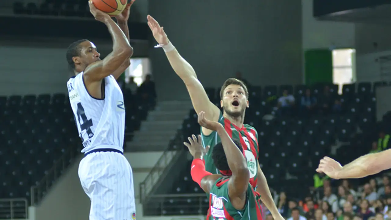Clay Tucker salva al TED; a tortas por el playoff