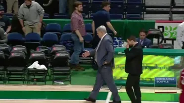 Si el equipo rival no te quiere dar la mano pero tú sí… (VIDEO)