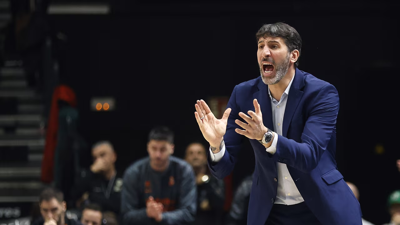 Mumbrú estalla y castiga a sus jugadores antes de la Copa