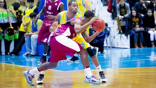 Aaron Miles sonríe a la inspiración en Samara