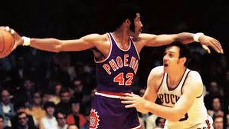 Adiós a Connie Hawkins, un haz de luz brillante desde el lado más oscuro
