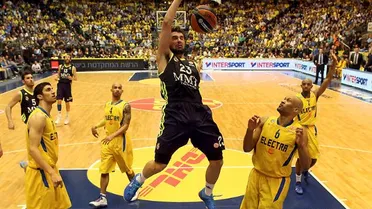 Carroll conduce al Madrid a Londres por la vía rápida; el Barça se complica el pase