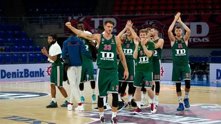 Henry y Peters someten al Real Madrid en un Buesa con público (76-63)
