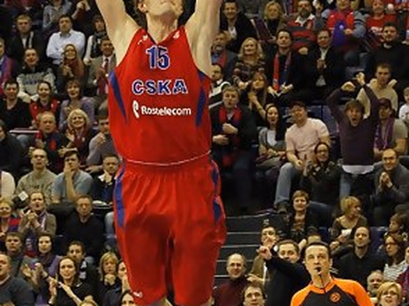 El <i>Zar</i> Andrei Kirilenko, MVP de la Euroliga. Lorbek, en el quinteto ideal; Navarro, en el segundo