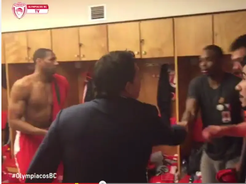 Saber perder: Xavi Pascual felicita a Olympiacos en su vestuario
