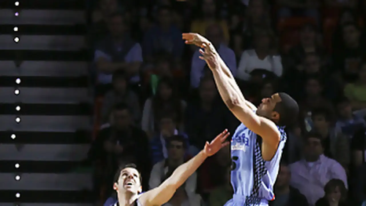 Oliver y Lofton ejercen de aguafiestas y alejan a Bizkaia Bilbao Basket del playoff
