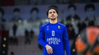 Shane Larkin la lía en Twitter