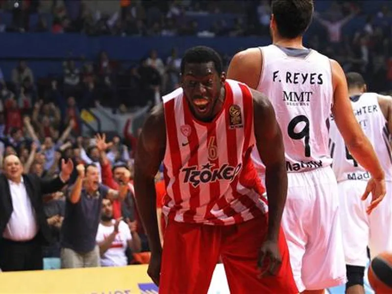 El muro del Pireo: Bryant Dunston repite como Mejor Defensor de la Euroliga
