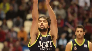 LLull lidera la 12º victoria blanca manteniendo la imbatibilidad ante un duro y digno rival en Sar (87:97)