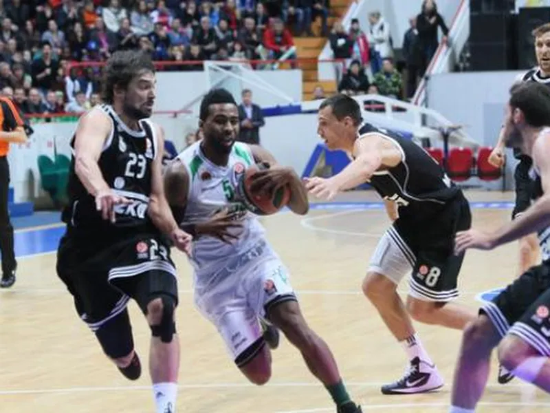 Llull da la victoria en el último suspiro a un Madrid que sabe sufrir (75-76)