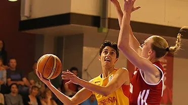 Los 30 puntos de Alba Torrens desmontan a Rusia (77-72)