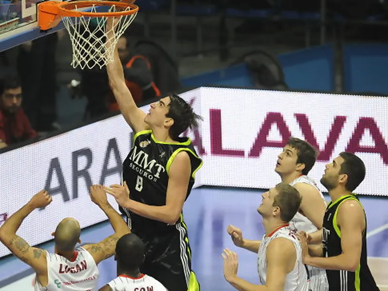 La seriedad del Real Madrid le hace más líder ante un Caja Laboral que le dio muchas facilidades al final (67-72)