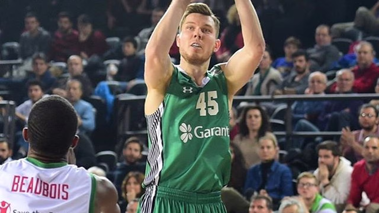 El Baskonia no sobrevive al bombardeo del Darussafaka en el infierno turco (98-89)