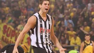 Bogris, un pívot a la antigua usanza para Morabanc Andorra. Así juega