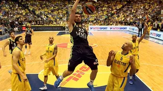 Carroll conduce al Madrid a Londres por la vía rápida; el Barça se complica el pase