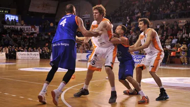 Navarra sorprende a Coruña. Ortega, Romero y Otegi conducen sus equipos al triunfo