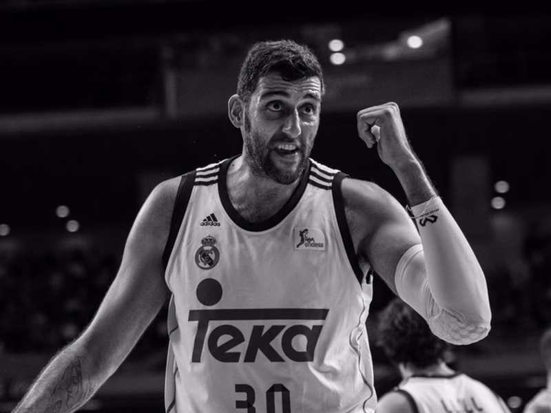 Rudy Fernández y Bourousis motores del Madrid en la victoria ante el Efes (90-70)