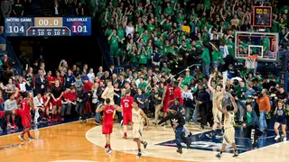 Universo NCAA: Notre Dame y Louisville juegan hasta cinco prórrogas
