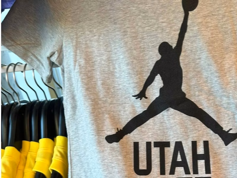 Dejaron de vender una camiseta con el logo de Jordan por quejas de fanáticos de Utah Jazz