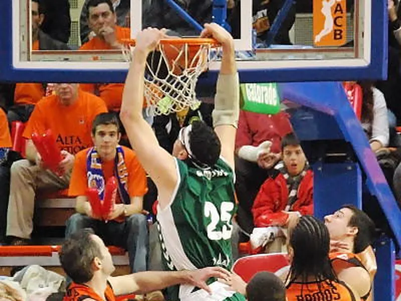 Daniel Santiago jugará en el Efes Pilsen