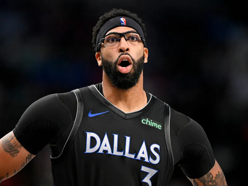Dallas se queda a oscuras: La enésima lesión de Anthony Davis y el colapso que nadie vio venir