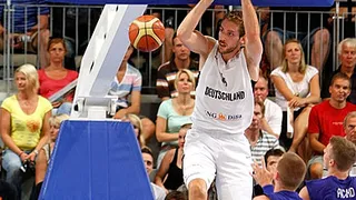 Los Rockets europeizan su juego interior con alemán que dijo no a los Celtics