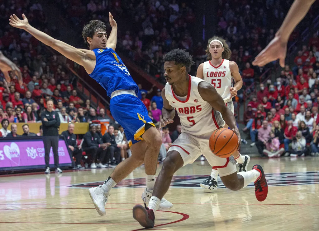 January 17, 2023, Albuquerque, USA: ALBUQUERQUE JOURNAL .UNM Lobo Jamal Mashburn Jr., right is defended by San Jose Stat