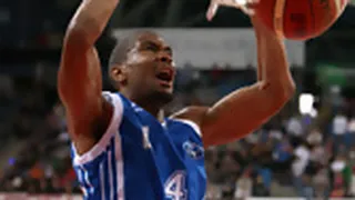 LEGA (J21): El dúo del Sassari, James White-Othello Hunter, vuelve a ser decisivo. La Lottomatica de la ‘araña’ Smith sorprende al Armani Jeans