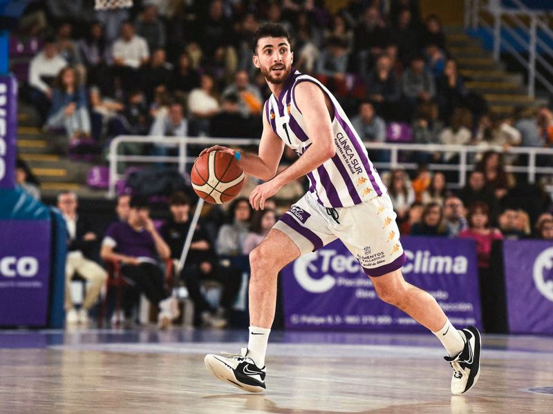 Rescinde su contrato con el Real Valladolid para firmar por otro equipo de la liga