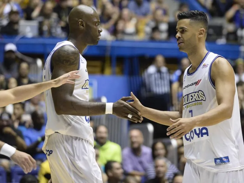 Jeleel Akindele da el primer punto de la final a los Vaqueros de Paco Olmos