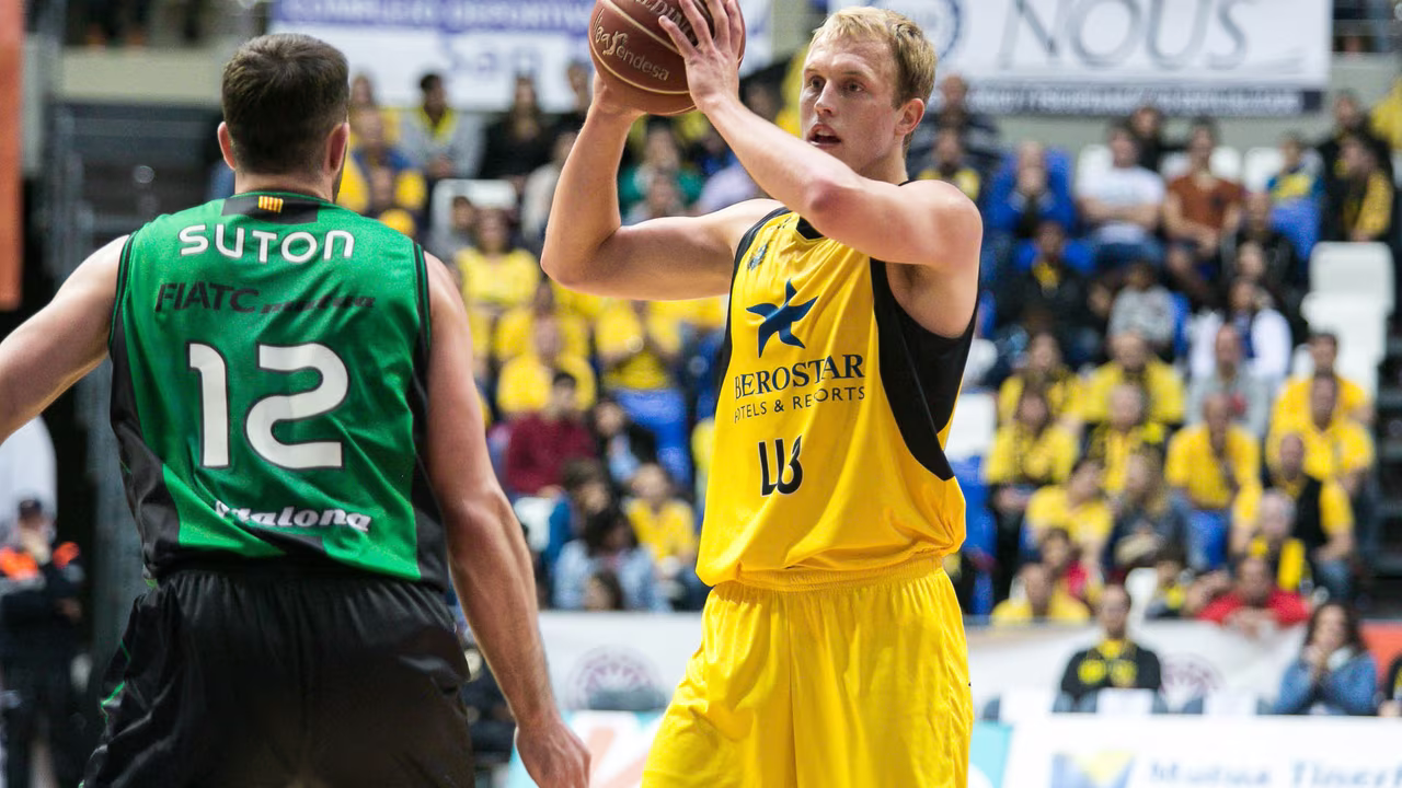 Luke Sikma, la primera pieza de la nueva pintura taronja
