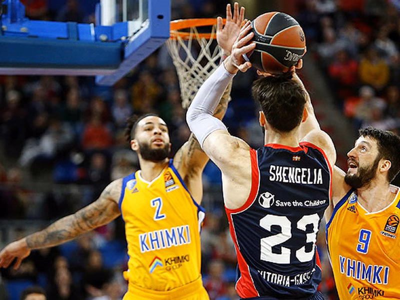 El Baskonia reacciona a tiempo y apura sus opciones del Top 8 (87-77)
