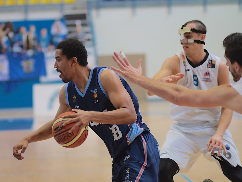 Buzzerbeater de Suka-Umu ante Burgos. Clavijo y Prat vencen a domicilio y toman aire