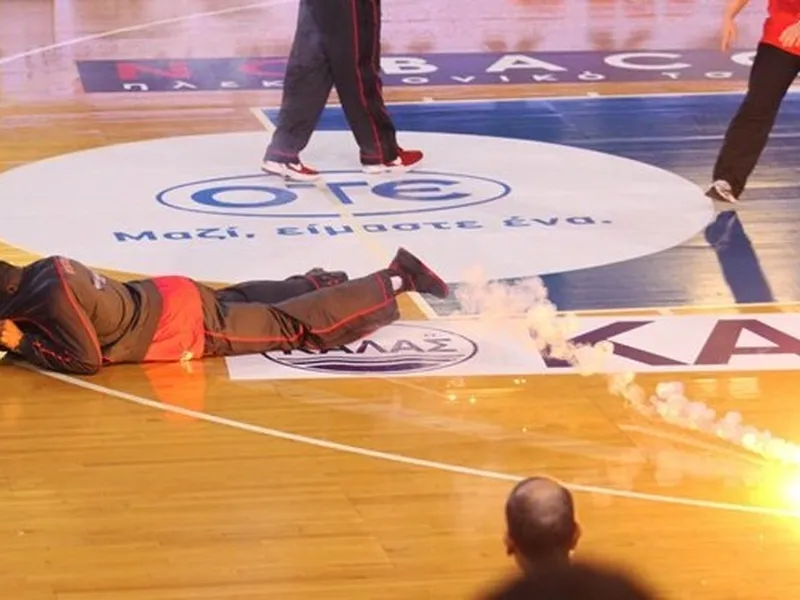 Copa Griega: Hines golpeado por una bengala, Bramos agredido y victoria de PAO