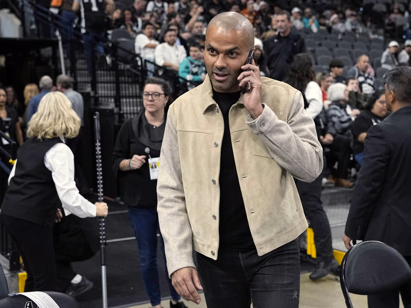 Le llueven los palos a Tony Parker