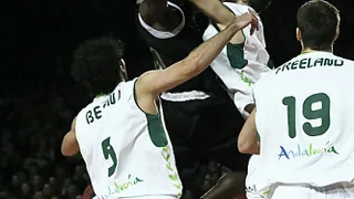 Lección de juego colectivo de Unicaja en el Bizkaia Arena