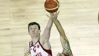 Ömer Asik, otro pívot europeo que hace las américas