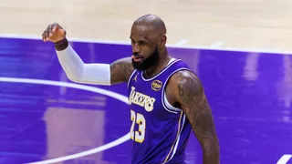 Los Lakers hunden a los Mavericks con un triple-doble histórico de LeBron James