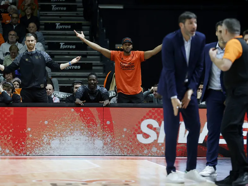 Olympiacos y una maldición ‘taronja’: Expulsión, carencias y posible lesión grave