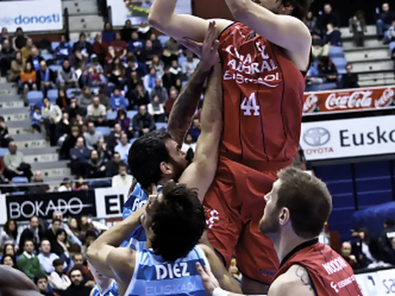 Euroleague Top 16 (J4) Nemanja Bjelica lidera a un Caja Laboral que sale ovacionado de la cancha del Fenerbahçe. Brown hiela El Pireo (y el cronómetro). Khimki, huelga a la japonesa