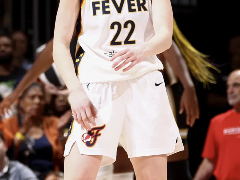 Caitlin Clark, la “p… blanca” de la WNBA: persecución, agresiones…y muchos puntos