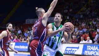 El Betis promete mantener su equipo de baloncesto si se materializa el descenso