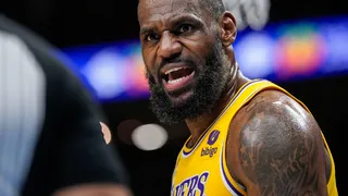 Crisis en Los Angeles: LeBron da un toque de atención y un tweet misterioso