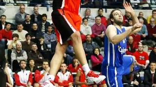 Power Electronics Valencia suma otra pieza más a su juego interior con la adquisición de Vitor Faverani