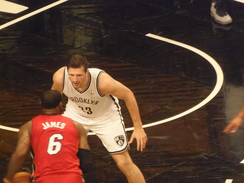 Golpe en el pecho de LeBron (49 puntos); bocanada de aire para los Blazers